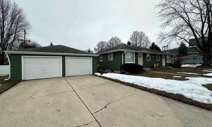 Green Bay Casa | Only 2 blocks from Lambeau Field and the Titletown District.