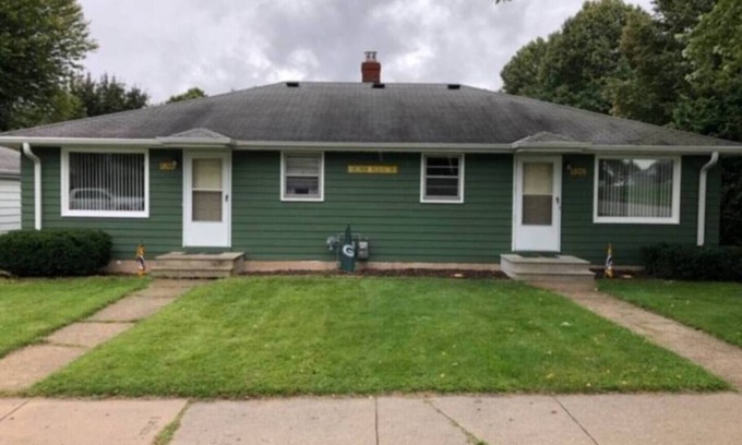 Green Bay Casa | Only 2 blocks from Lambeau Field and the Titletown District.