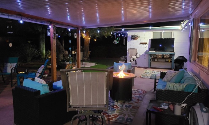 Sun City Casa | Only 4.8 miles from State Farm- Cardinals- stadium. Lovely 2+ bedroom home