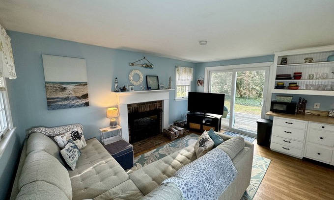 Brewster Casa | Only a Half of a mile to Crosby Landing Beach in Brewster on Cape Cod Bay. Pets Considered.
