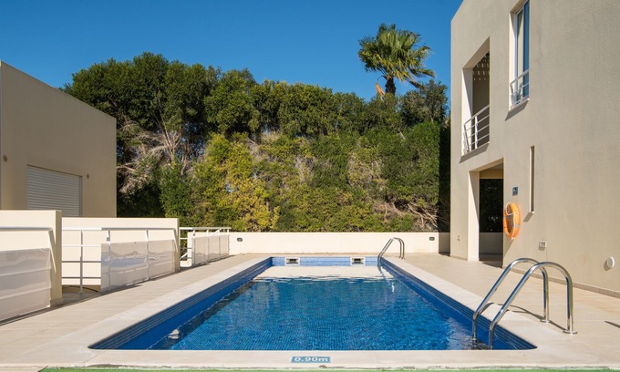 Patroves Casa | Solo dos pasos desde tu puerta de entrada a la piscina