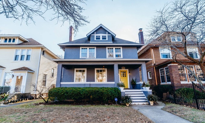 Rogers Park Casa | Only Urban Beach House in Chicago