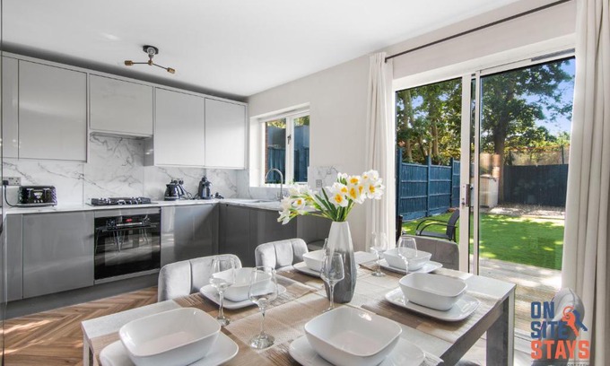 Downham Apartamento | OnSiteStays - EARLY CHECK IN AUGUST - Modern 3 bed House, 2 x Parking, Garden, WIFI & dishwasher