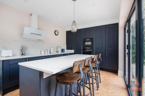 Petts Wood and Knoll Chalet De Esquí | OnSiteStays New Large modern 4 bed, Parking, Wifi, 2 x Bathroom