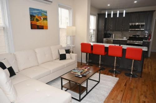 Newark Apartamento | OoohLaLa! 2 Beds and 2 Full Baths w/Free Parking