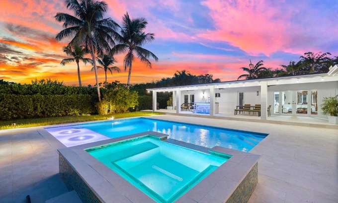 Ludlam Casa | Opal Oasis - Pool, Spa, Luxury in Great Location!