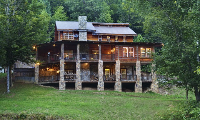 Mars Hill Cabina | NC Private Rustic Ski Lodge bañera de hidromasaje Cabin Sleeps 15! Cama colgante y 2 estanques!