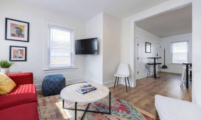 Mystic - New London Apartamento | Open Plan Mystic Center, Big 2BR w/ Parking