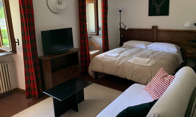 Pallusieux Apartamento | Espacio abierto / estudio con jardín en casa de campo tradicional