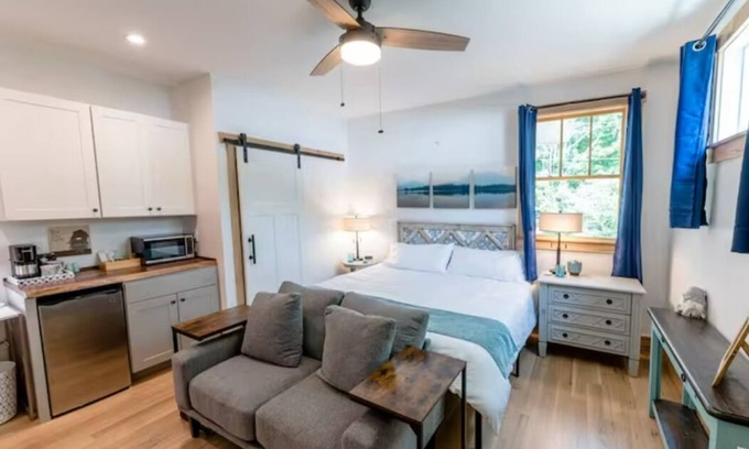 Asheville Apartamento | OPEN!! Walkable West Asheville Studio Apt with King Bed