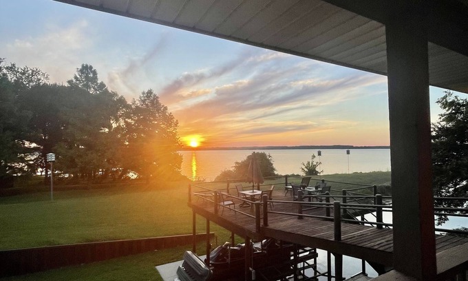 Kemp Casa | OPEN WATER VIEWS-HOT TUB-High Speed Internet-Sunsets