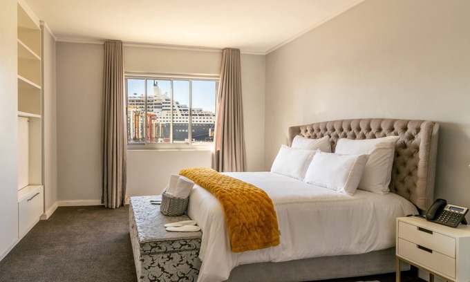 Victoria and Alfred Waterfront Apartamento | Opening into a balcony with garden views, the air-conditioned 2bedroom apartment