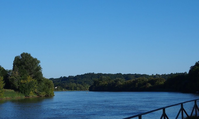 Cabara Casa | Frente a Saint-Emilion, en un río, los viñedos de Burdeos