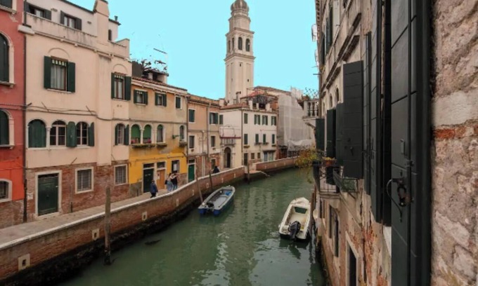 Cannaregio Apartamento | Opulent Canal-Side Residence with Venetian Nobility Charm