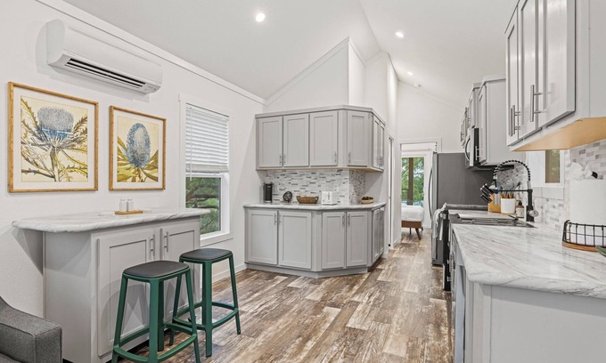 Fredericksburg Cabina | Opulent Classic Cabin at the SKYE Texas Hill Country Resort!