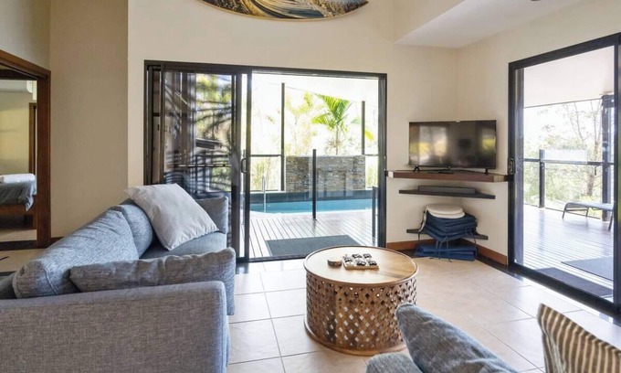 Mooloolah Valley Casa | Opulent Oasis: Exclusive Getaway for 9