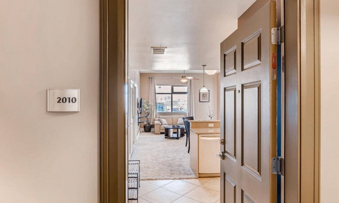 Downtown Las Vegas Condominio | Opulent Ogden Luxury High Rise 20th floor Queen
