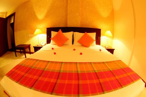 Sri Jayawardenepura Kotte Hotel | Opulent River Face Hotel