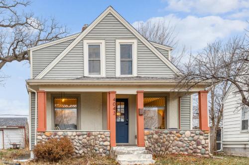 Powderhorn Casa | Orange Blossom House - Quaint Family Home 10 Minutes from Downtown MPLS