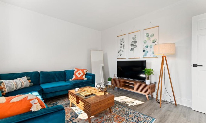 East Rock Apartamento | Orange Oasis in the Heart of East Rock with FREE parking near DT and Yale