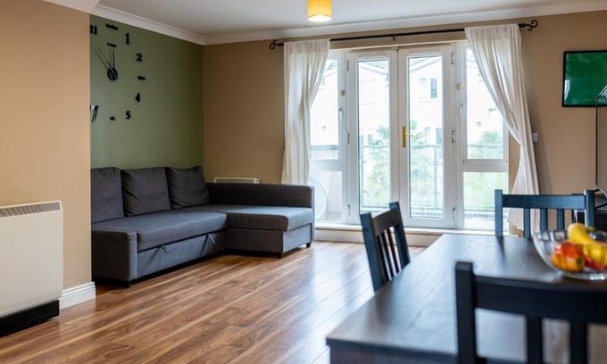 Sutton Cross Casa | Orchard Way, Shared Apartment with an Amazing Double Bedroom with Ensuite