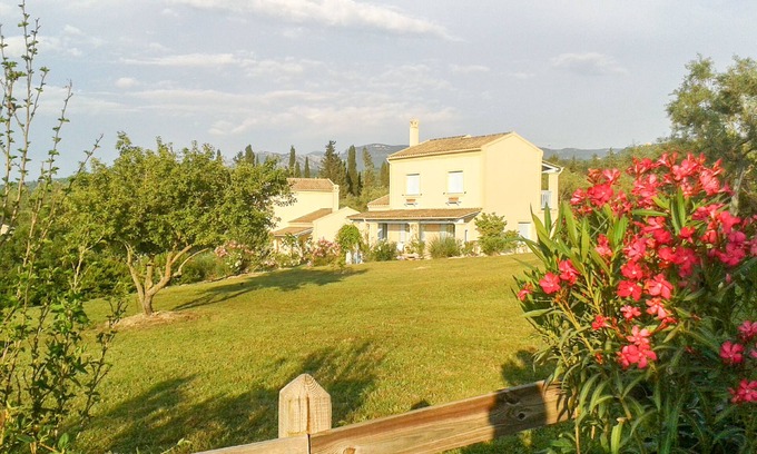 Petaleia Cabaña | Orchidea 2BR Cottage en Aroggia Farm por JJ Hospitality