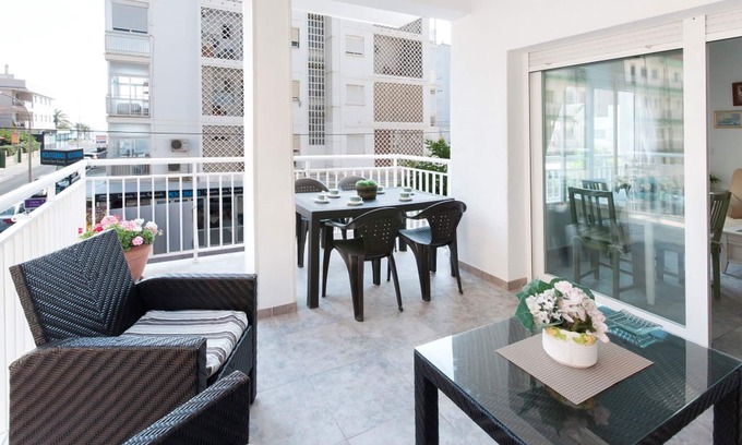 Grao de Gandia Casa | ORENETA - Amplio y acogedor apartamento con coqueta terraza y cerca de la playa.
