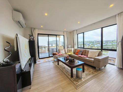 Orewa Casa | Orewa family holiday house with 3 bed-rooms view on deck near cafe, bush & river