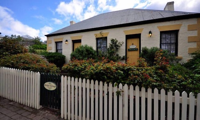 Richmond Cabaña | Original 1823 Bridge Cottage / Sergeants Cottage