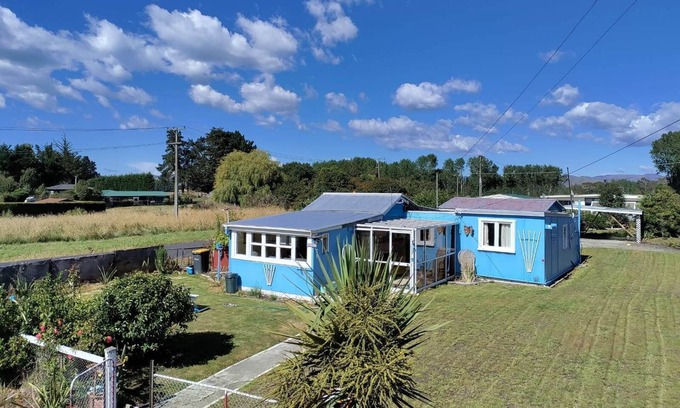 Waikouaiti Casa | Original Cute Kiwi Crib Near the Beach - sleeps 9