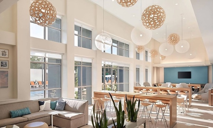 Williamsburg Hotel | Orlando Getaway Starts Here! Free Breakfast + Pool | Close to Walt Disney World