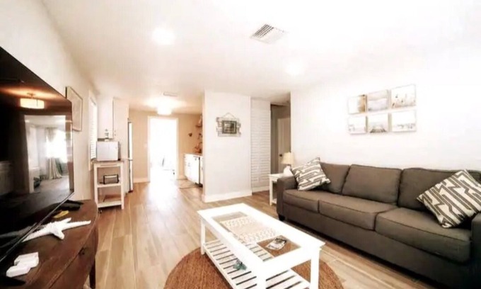 Ormond-by-the-Sea Casa | Ormond-by-the-Sea-Charming 2-bedroom home-close to beach and intracoastal