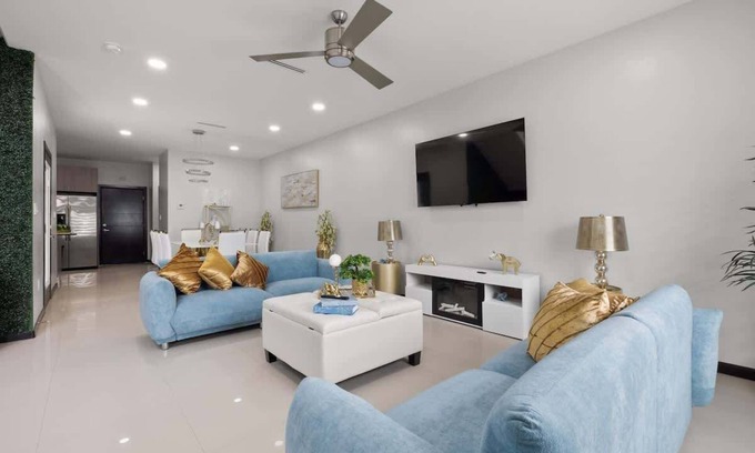 McAllen Casa | Oro Azul Townhome: Where Luxury Meets Comfort