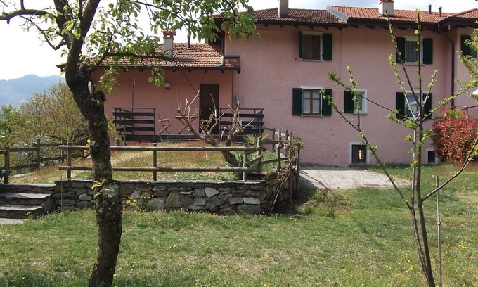 Orta San Giulio Casa | Orta San Giulio: casa rodeada de vegetación ideal para familias