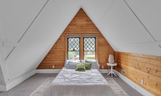 Orting Casa | Orting Manor - Charming and Historic! by RedAwning