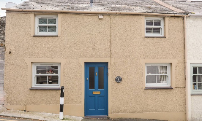 Menai Bridge Casa | OSBORNE HOUSE, pet friendly, with open fire in Menai Bridge