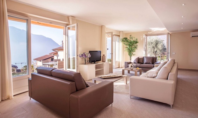 Tremezzina Casa | Ossuccio Grande "C" Casa privada con piscina, terraza, jardín "y estacionamiento privado