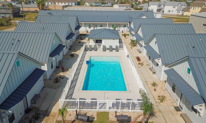 Port Aransas Cabaña | OTC #4 Sleeps 8, Pet Friendly, Golf Cart, Shared Pool