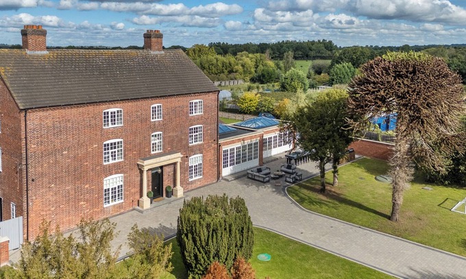 Penkridge Cabaña | OTHERTON HALL, pet friendly, character holiday cottage in Penkridge