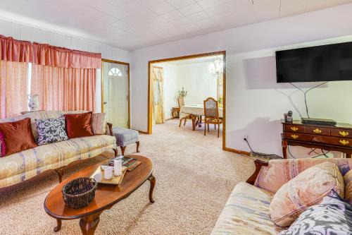 Ottawa Casa | Ottawa Home with Porch, Near Starved Rock State Park