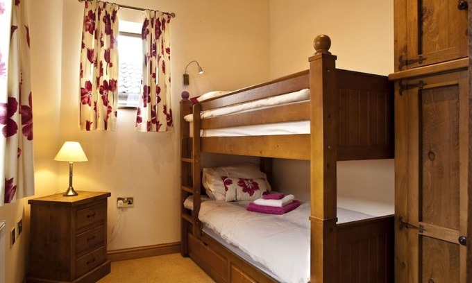 Woodmansey Cabaña | Otter Cottage Sleeps 4 (2 Bedrooms)