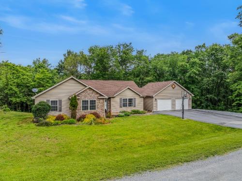 Berkeley Springs Casa | Otter Manor - Wifi - Fire Pit - Gameroom- Grill - Private Trail