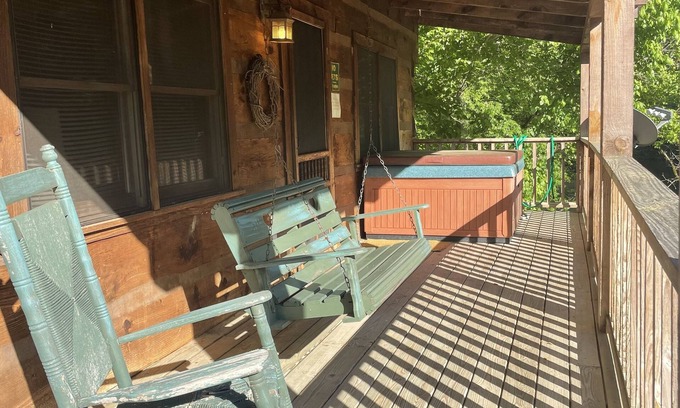 Walland Cabina | Otter Riverfront cabin, great mountain views with Hot tub,Wifi/Cable