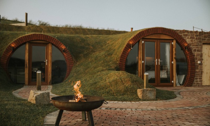 Rhayader Cabaña | Otters View - Underground Hobbit Home Sleeping 6 guests, Pet Friendly