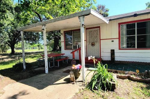 Wills Point Casa | Our Hummingbird Cottage FREE FOOD
