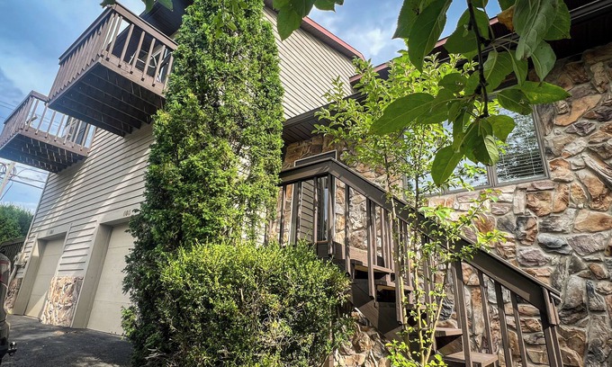 Cheat Lake Casa | Our Lovely Lake House Large Groups Welcome + Great Location!