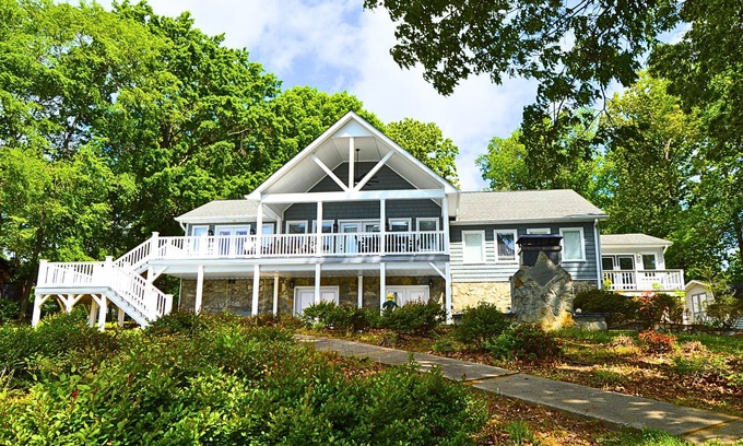 Semora Casa | Our Point of View on Hyco Lake