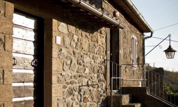 Latera Apartamento | FUERA DEL HORNO En el antiguo pueblo una acogedora casa de piedra en dos niveles.