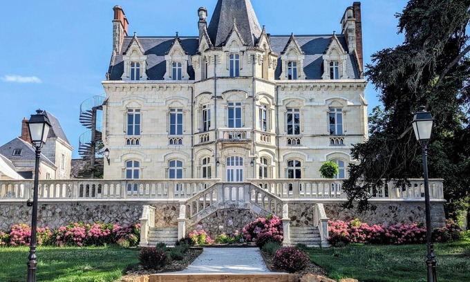Saint-Saturnin-sur-Loire Casa | Outbuilding of the Château de Saint Saturnin sur Loire with view of the Loire River