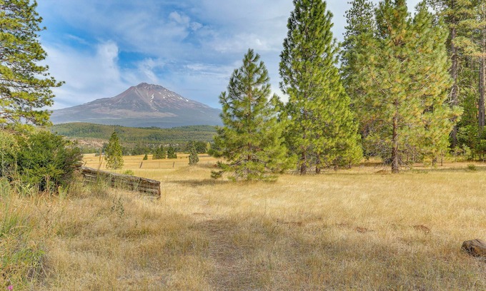 Weed Casa | Outdoor Adventure Haven - 15 Mi to Mount Shasta!